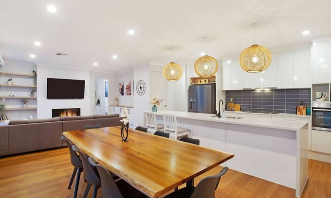 Flinders Park House | Linear Park Living: Family-Friendly 4-Bed Getaway
