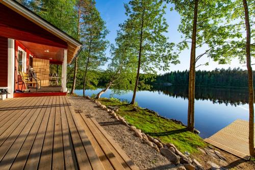 Mikkeli Ski Chalet | Charming Lingonberry Cabin with Ocean View and Private Beach