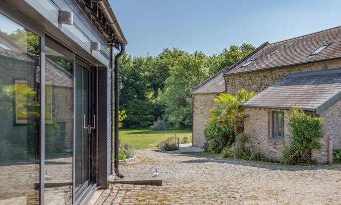 Kingsbridge House | Elegant Linham Barn: 5-Star Stay with Pool & Pet-Friendly