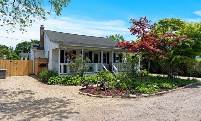 Patchogue Cottage | Experience Linnie's Cottage: Renovated 2-Bedroom Retreat
