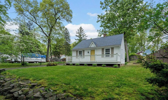 Southwick House | Lakeview Cottage: Walk to the Beach, Guest Rated 9.8/10