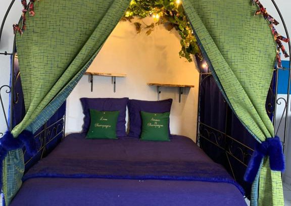 Pierry Apartment | Discover L’INSOLITE: 4-Star Hotel with Family-Friendly Dining