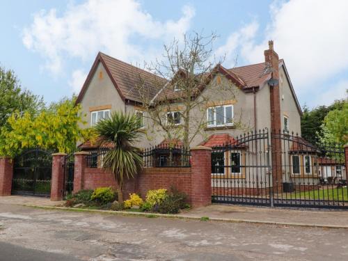 Thornton-Cleveleys House | Pet-Friendly Linwood: Experience Family Comfort & Care
