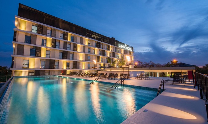 Rio de Janeiro Hotel | Discover Linx Galeão: Poolside Relaxation and Spa Retreat