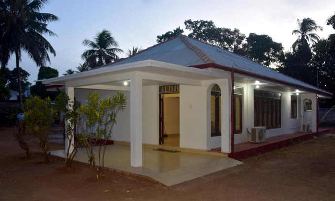 New Town House | Cozy Lion Holiday Home: Family-Friendly Stay with Breakfast