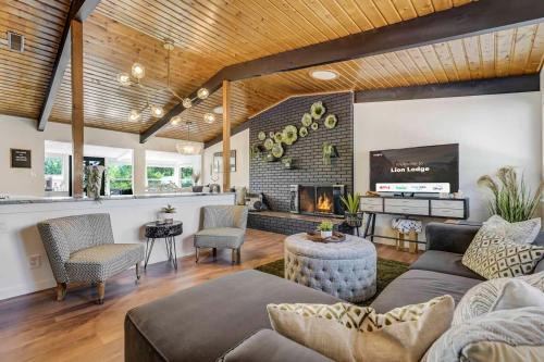 Central Colorado Springs House | Experience Fun at Lion Lodge: Game Room & Hot Tub Awaits