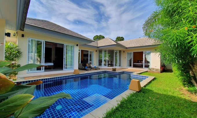 Lipa Noi House | Relaxing Private Pool Villa Steps from the Beach