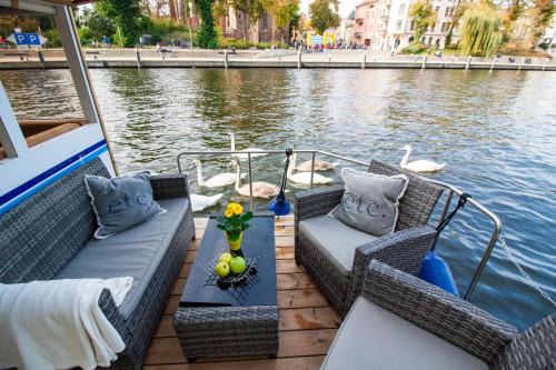 Priepert Boat Rental | Top-Rated Family & Pet Friendly Retreat: Lisa Boot 5