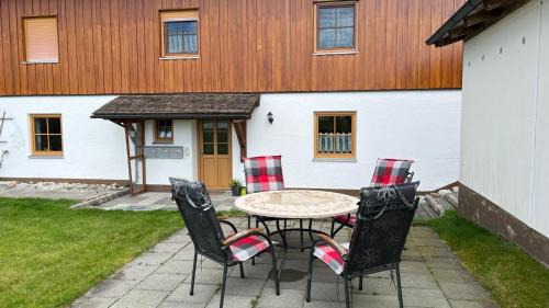 Obing Apartment | Lisa's Ferienwohnung: Family-Friendly Retreat with High Ratings