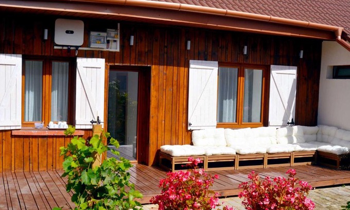 Kecskemet Apartment | Cozy Lisbet Cottage with Ocean View & Pet-Friendly Stay