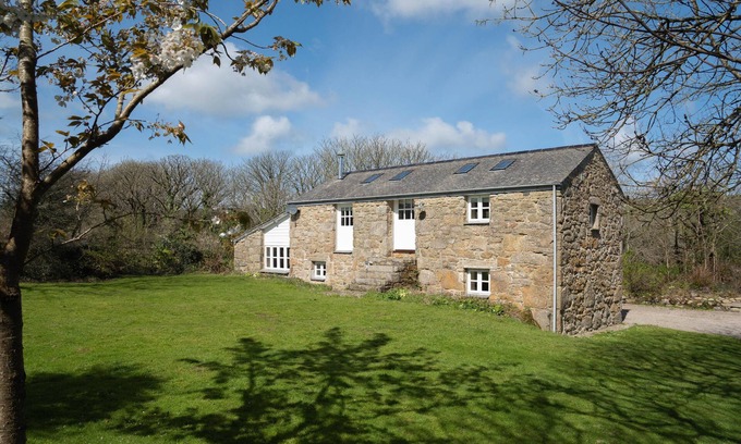 Sancreed House | Perfect Pet-Friendly Retreat Near Beaches with Parking