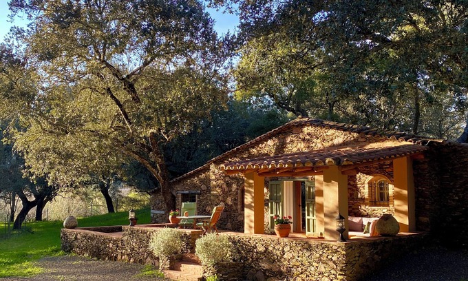 Cortelazor Cottage | Experience Serenity at Valle del Arroyo Casas Rurales B&B
