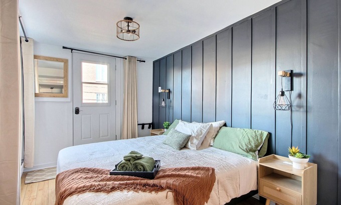 Vieux-Limoilou Apartment | Discover Quebec: Lit King Room with Pool and Spa Amenities