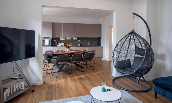 Hemsbach Apartment | Elegant 4-Bed Maisonette with Netflix & Family Amenities