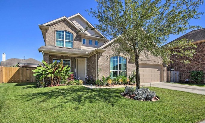 Cypress House | Delightful Retreat at Lit Picnic & Pool, LLC - Pet Friendly