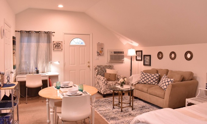 Sherman Oaks House | Bright Sherman Oaks Studio with Garden Near Universal Studios