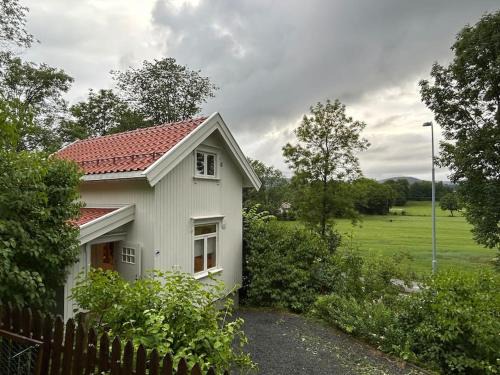 Hovik House | Charming Lite Hus: Family & Pet Friendly Near Oslo