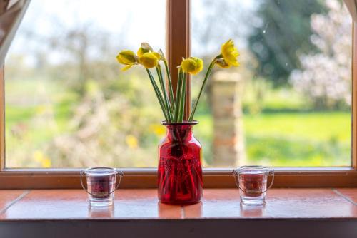 Pentney Bed & Breakfast | Experience Comfort at Little Abbey Farm with Hot Tub & Dining