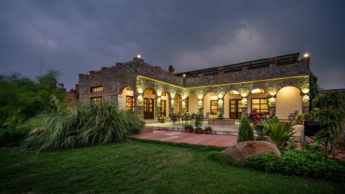 Sariska Cabin | Little Affair: Oceanfront Retreat with Pool & Pet-Friendly