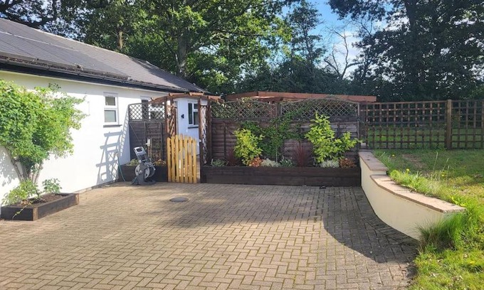 New Forest District Apartment | Exceptional Little Apples Hotel: Family & Pet Friendly Stay