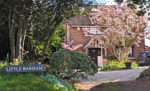 Wethersfield Bed & Breakfast | Inviting Little Barham B&B with Pool and Hot Tub