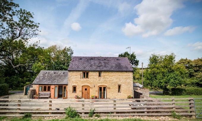 Whichford Cottage | Pet Friendly Little Barn with Garden in Chipping Norton