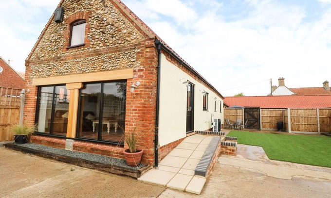 Dereham Cottage | Discover LITTLE BARN: Pet-Friendly Retreat with Garden