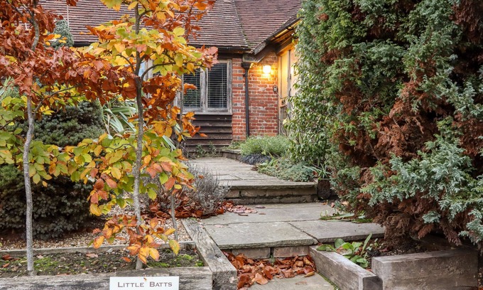 Chiddingstone Hoath House | Discover Little Batts: Pet-Friendly Character Cottage