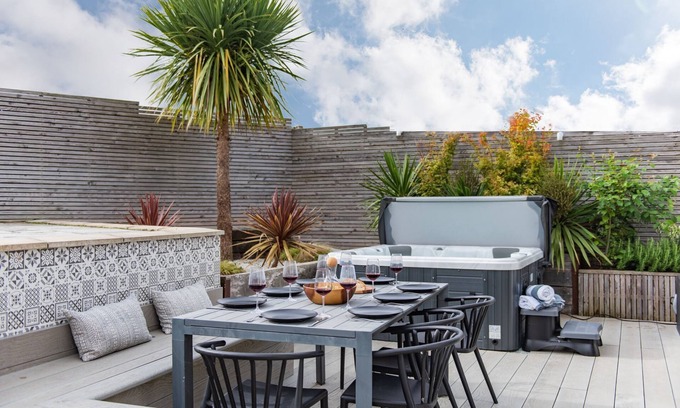Whitstable Cottage | Beachfront Getaway: Little Beach House with Ocean Views