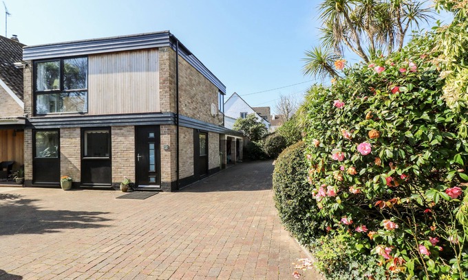 Carlyon Bay House | Romantic Little Beach House with Garden in St. Austell