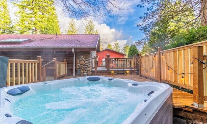 Gold Bar Cabin | Cozy Little Bear's Bungalow with Scenic Mountain Views