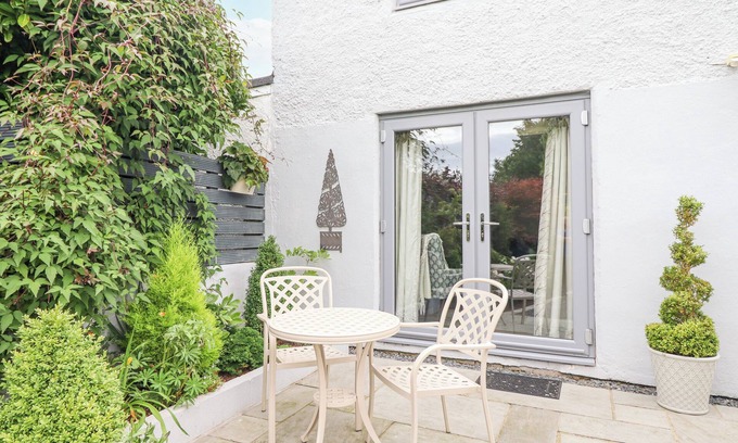 Gobowen Cottage | Discover Relaxation at Little Beeches with Spa and Breakfast