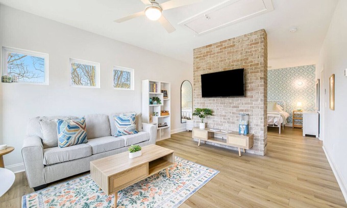 Charleston House | Little Betty Coastal Retreat: Poolside Escape Near Folly