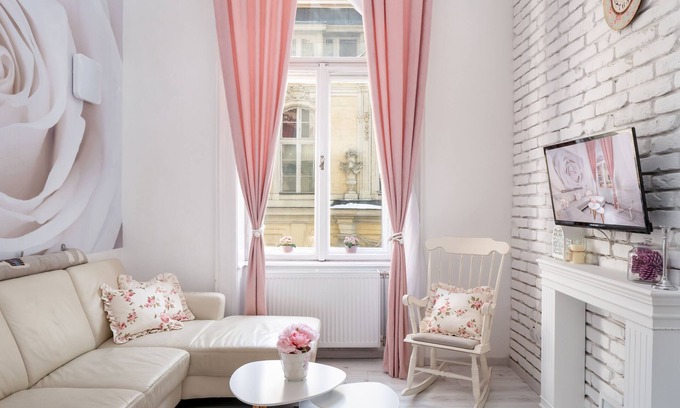 Ujlipotvaros Apartment | Heavenly Retreat with Kitchen & Breakfast Included