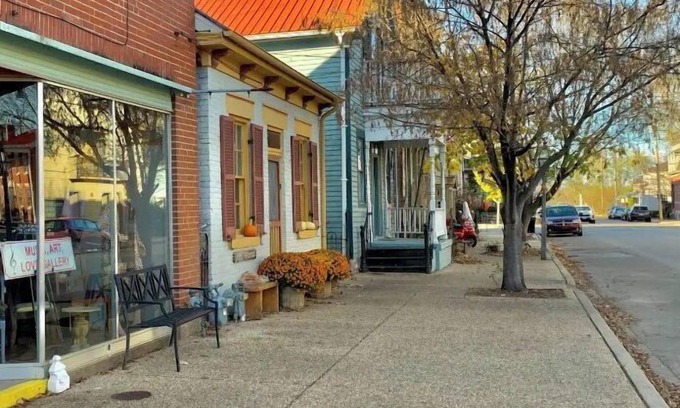 Lake Forest Estates House | Historic Little Brick House on Main with Family-Friendly Perks