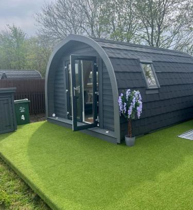 Edwalton Other | Family-Friendly Little Bunny Retreat with Hot Tub & Breakfast