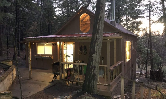 Big Creek Cabin | Cozy Cabin In The Woods - Guest Rated 10/10 with Pool