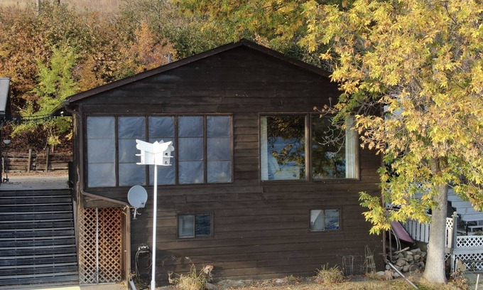 Melville Beach Cabin | Idyllic Waterfront Cabin: Guest Rated 10/10 & Pet Friendly