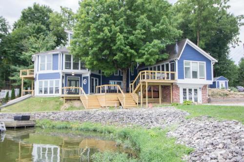 Noblesville House | Pet-Friendly Getaway at Little Chi Cottages with Hot Tub