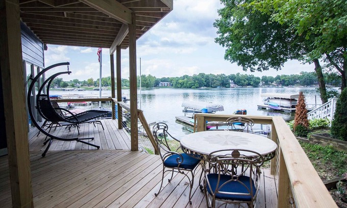 Noblesville House | Family Lakehouse Retreat: Sleeps 20 with Free Boat Slip