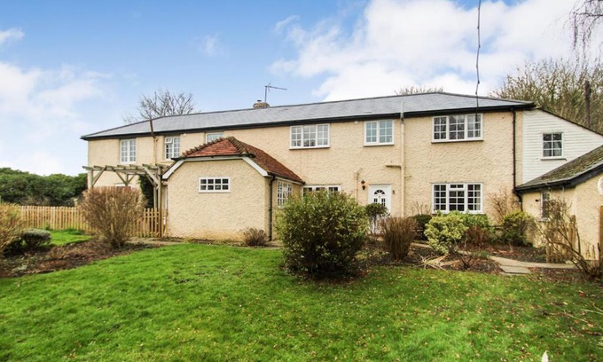 Lympne House | Discover Little Close: 4-Star Retreat with Family Amenities