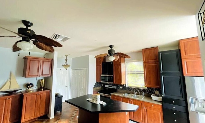 Buckingham House | Cozy Little Cottage on the Field: Pet-Friendly Retreat