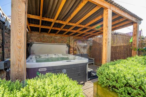 York House | Little Domus - With Hot Tub
