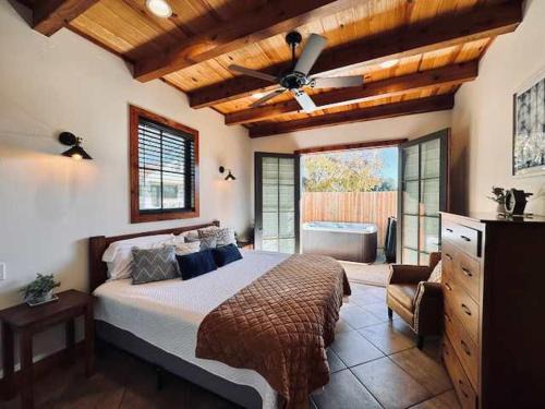 Waco House | Cozy Little Dutch Cabin #1 - Near Magnolia-Baylor