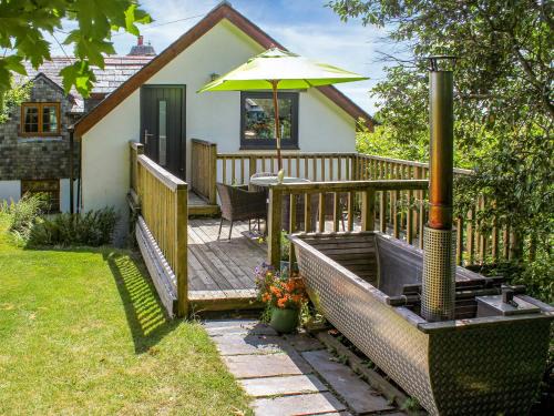 Liskeard House | Pet-Friendly Little Fursdon Apartment with Hot Tub Access