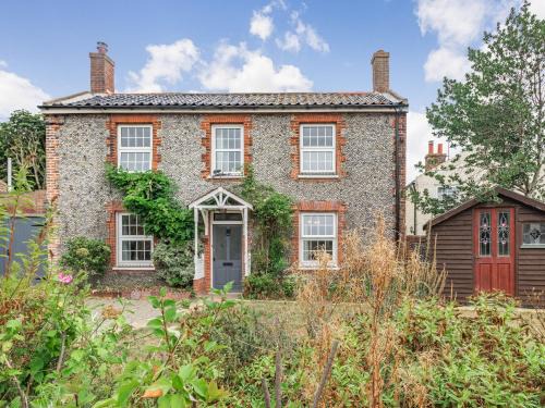 Bacton House | Little Garth: Family and Pet-Friendly Retreat with Top Ratings