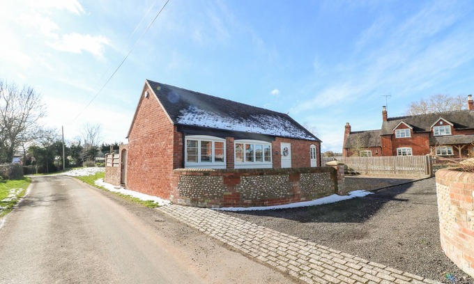 Uttoxeter Cottage | Cozy Family Retreat with Hot Tub in Marchington