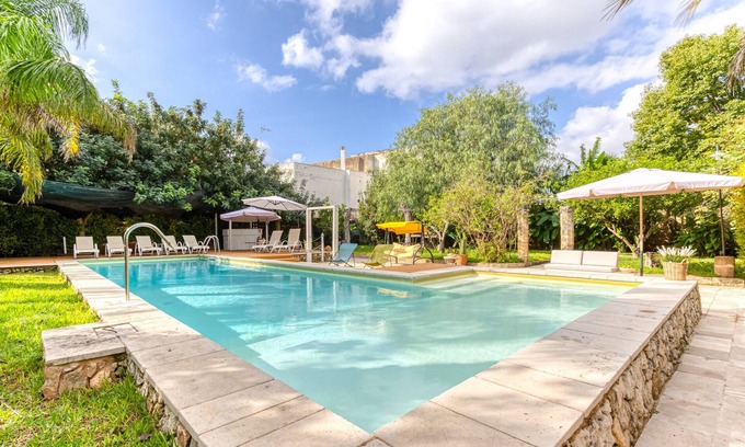 Patu House | Quaint Poolside Retreat in Salento for Family Getaways