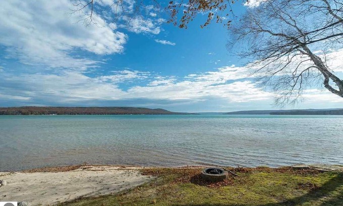 Empire House | Lakefront Little Glen Home with Sandy Beach & 9.8 Rating