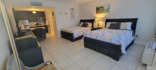 Ruskin Apartment | Beachside Retreat: Sea Breeze Studio with Pool & WiFi